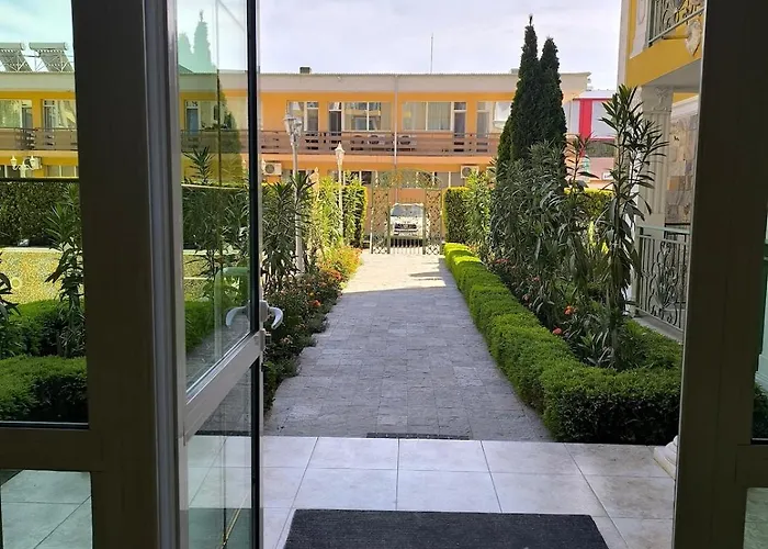 Apartment Golden Hermes, Z Basenem