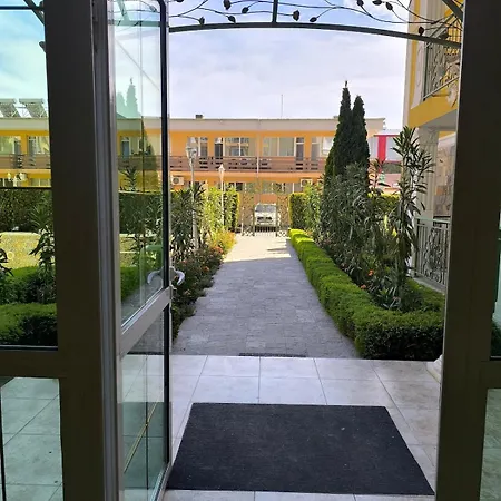 Apartment Golden Hermes, Z Basenem