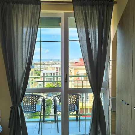 Golden Hermes, Z Basenem Apartment